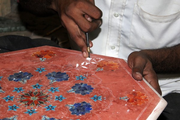 Artisan du marbre au travail (Agra, Inde)